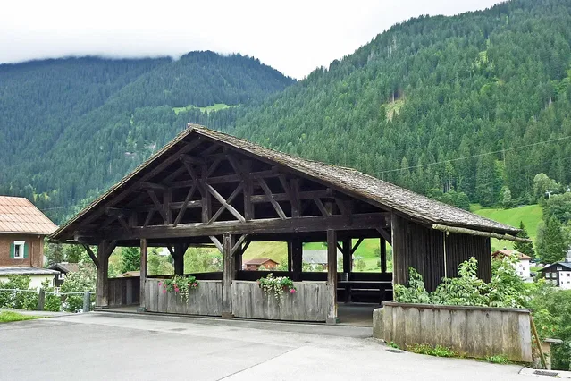 Die Tanzlaube in Gaschurn gehört zu den historischen Bauwerken am Alpinismusweg.