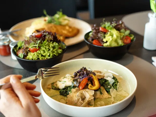 Salate und warme Speisen im AllgäuSternHotel