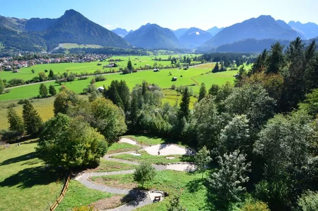 Energieplatz-Garten mit Blick über Oberstdorf zu den Bergen