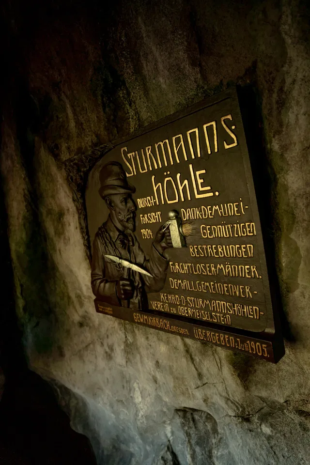 Hinweistafel in der Sturmannshöhle mit Bergmannfigur
