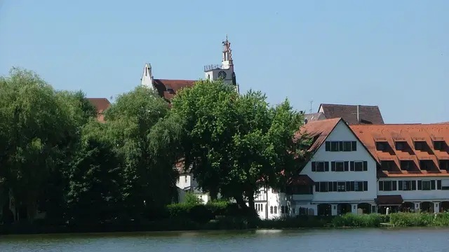 Blick über den Stadtsee auf die Uferhäuser und das Rathaus von Bad Waldsee.