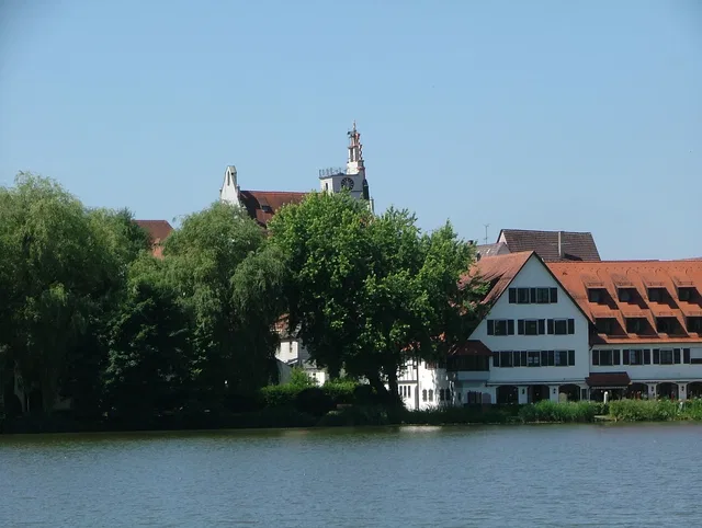 Blick über den Stadtsee auf die Altstadt von Bad Waldsee