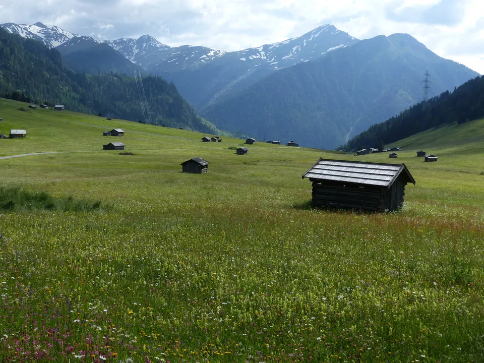 Pfundser Tschey – Bergwiesen, Heustadel und Kapelle Maria Schnee