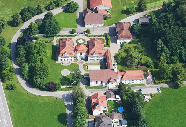 Schloss Rimpach aus der Luft; die Runde führt außen an der Anlage entlang.