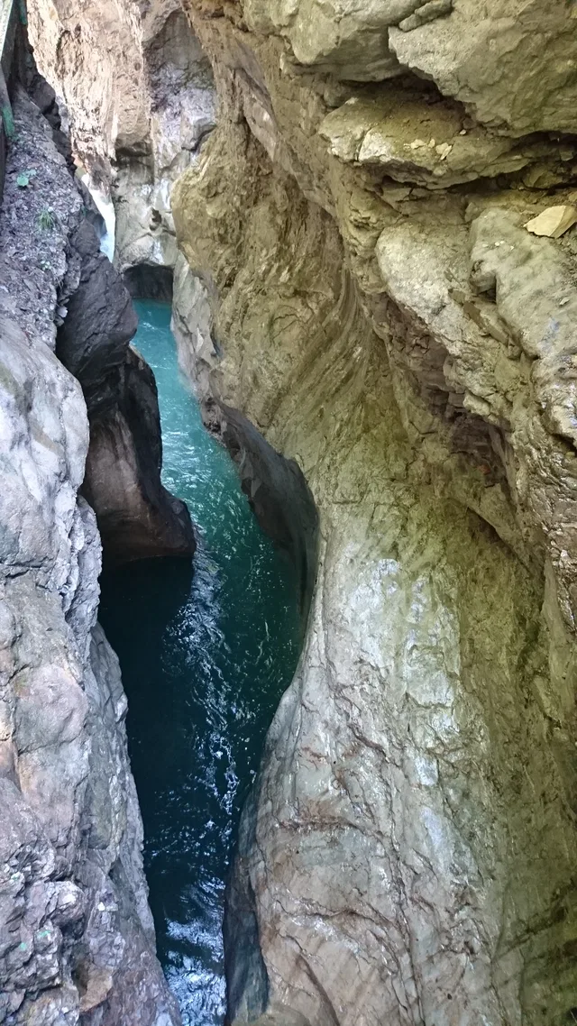 Enger Felskanal der Breitachklamm mit türkisfarbenem Wasser