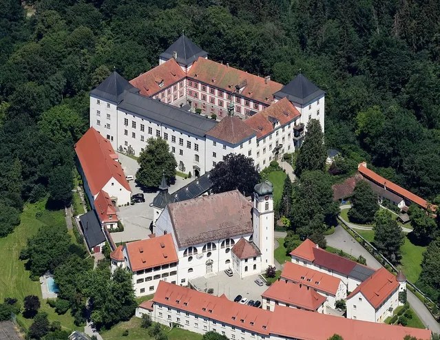 Schloss Wolfegg aus der Luft; die Wanderung verläuft um den Schlossberg.
