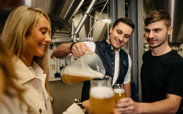 Bier wird im Lagerkeller eingeschenkt