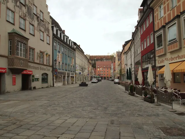 Kaiser-Max-Straße mit historischen Fassaden in der Altstadt Kaufbeuren
