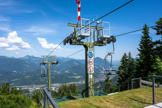 Sessellift vor einer Berglandschaft mit Talblick