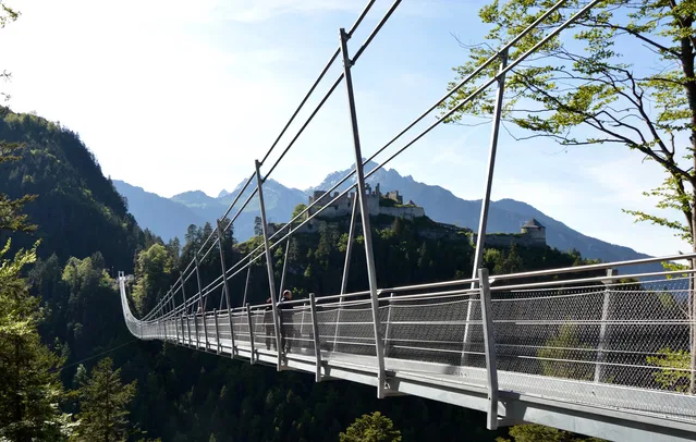Blick entlang der Highline179 zur Burgruine Ehrenberg bei sonnigem Wetter.