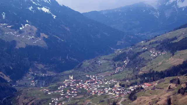Blick auf Fließ am Hang oberhalb des Inntals (Archivaufnahme).