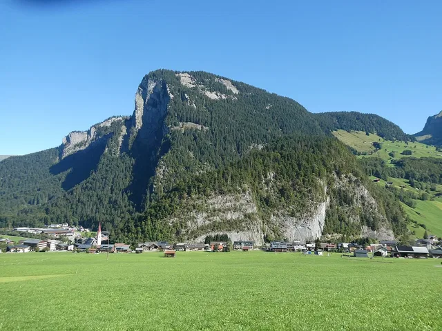 Die Mittagsfluh im Bregenzerwald – markanter Berg der MTB-Runde ab Au.