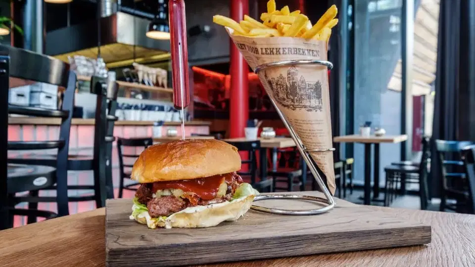 Burger mit Pommes im Restaurant Ondersch