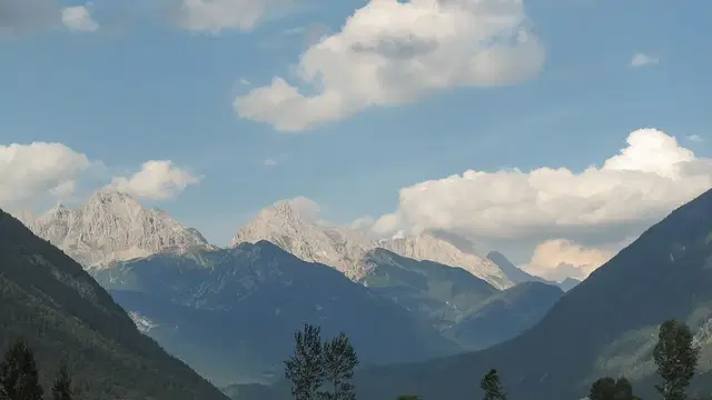 Wiesen und Bergpanorama zwischen Tarrenz und Strad.