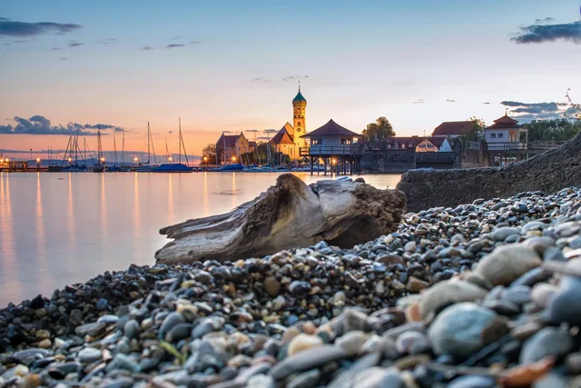 Abendlicher Blick auf Hafen und Kirche der Halbinsel Wasserburg