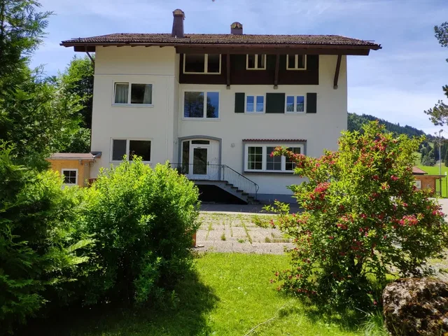 Gäste- und Seminarhaus Alpenrose mit Garten im Sommer