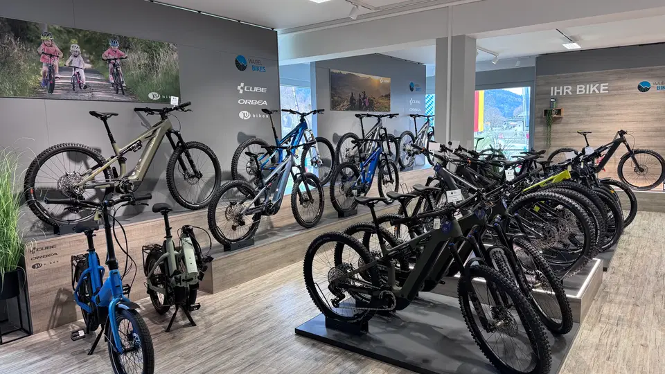 Viele Mountainbikes und E-Bikes auf Displays in einem Fahrradgeschäft