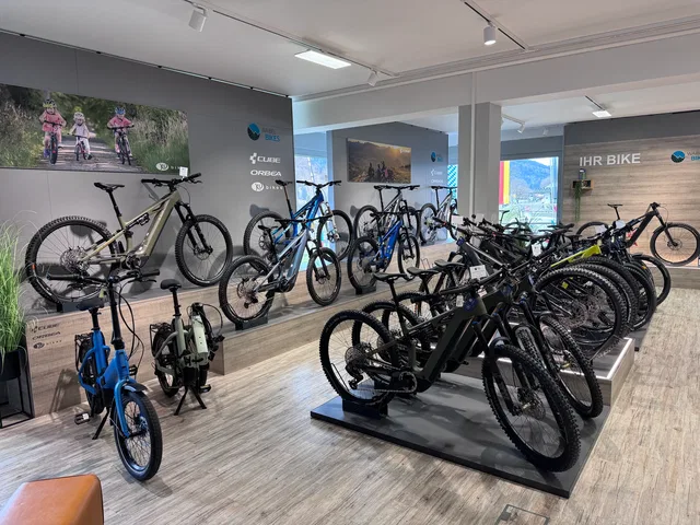 Viele Mountainbikes und E-Bikes auf Displays in einem Fahrradgeschäft
