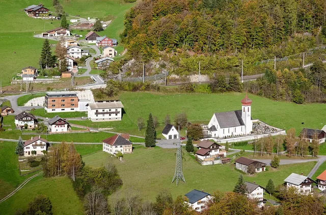St. Oswald in Dalaas liegt im ersten Abschnitt der Wanderung.