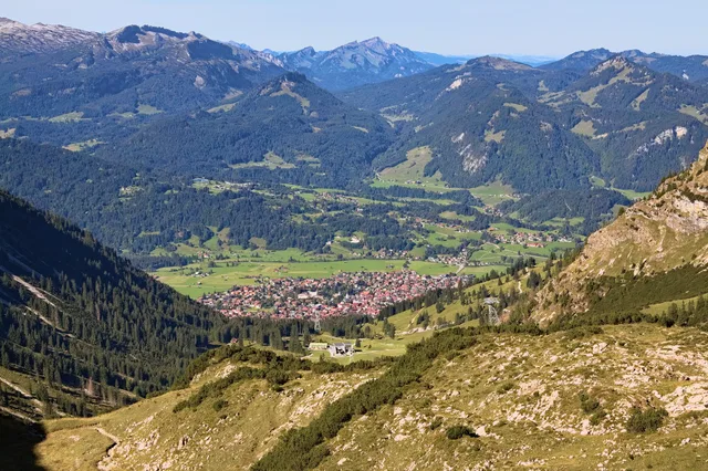 Blick auf Oberstdorf und die umgebende Berglandschaft.