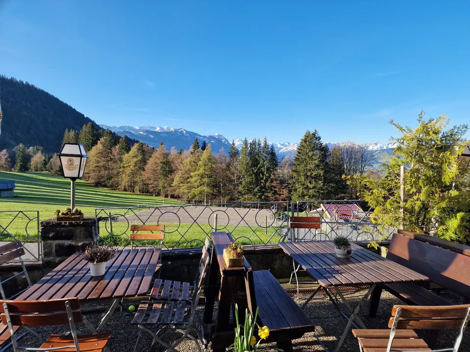 Terrasse des Gasthofs Alpenblick mit Blick auf die Berge
