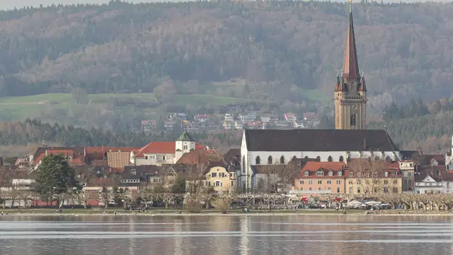 Blick vom gegenüberliegenden Seeufer auf die Radolfzeller Altstadt mit dem hohen Turm des Münsters. Ortsmotiv.