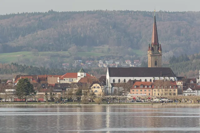 Bodensee-Ortsansicht mit Kirchturm am Ufer