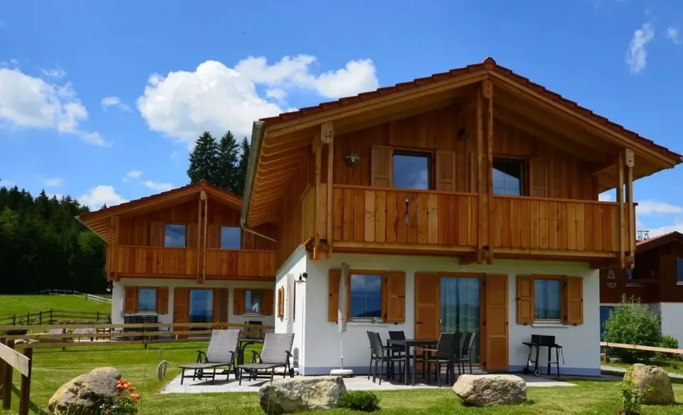 Alpenländisches Ferienhaus mit Balkonen und Gartenterrasse