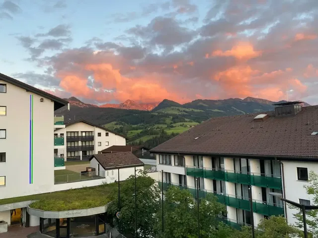 Hotelgebäude mit Balkonen im Abendlicht