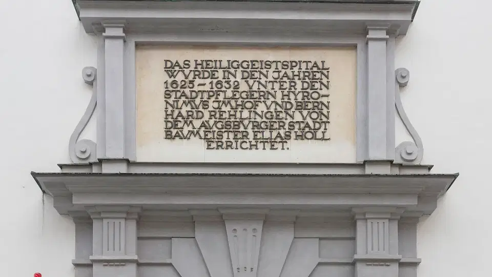 Fassade des Heilig-Geist-Spitals mit Inschrift und historischem Eingang