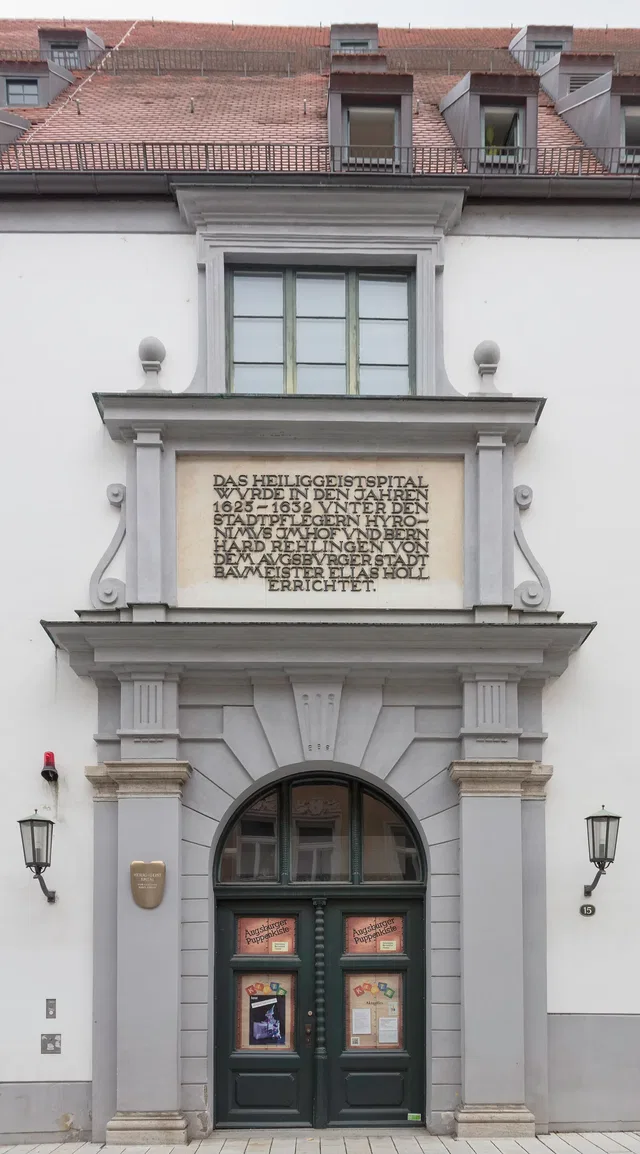 Fassade des Heilig-Geist-Spitals mit Inschrift und historischem Eingang