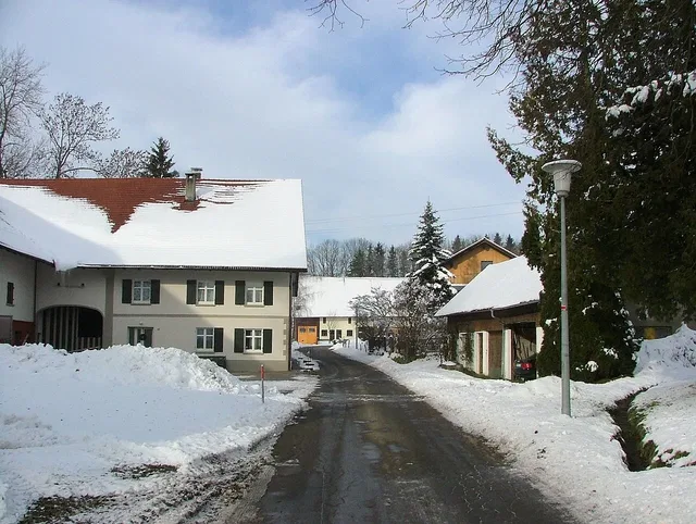 Winteraufnahme von Allmishofen, einem Ort an der Rundwanderung.