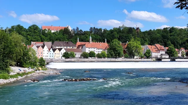 Lechwehr Landsberg mit Altstadthäusern am Fluss