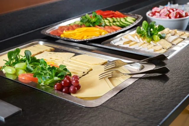 Käse- und Gemüseauswahl im Restaurant des Wittelsbacher Hofs