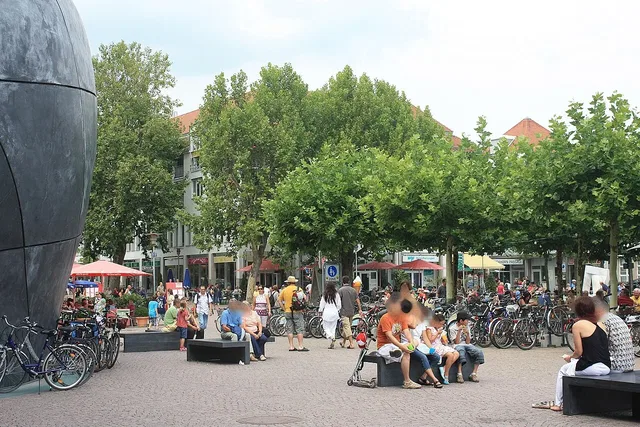 Buchhornplatz in Friedrichshafen mit Zeppelindenkmal, Fahrrädern und Gebäuden