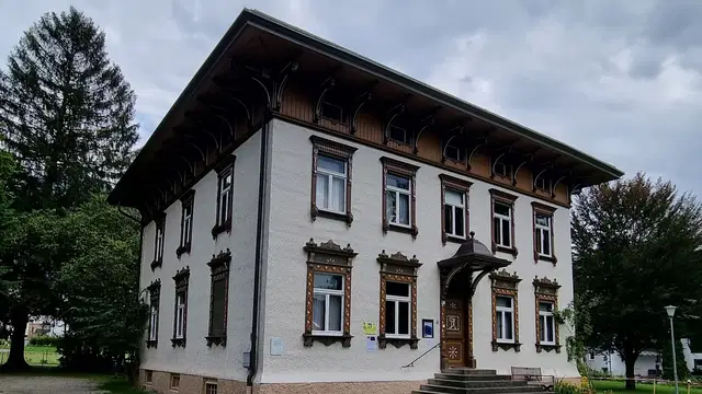Historische geschindelte Holzfassade der Villa Jauss in Oberstdorf. Ortsmotiv.