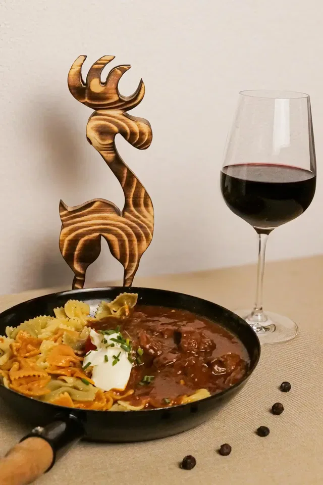 Pfannengericht mit Nudeln und Sauce im Posthansl