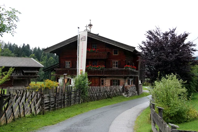 Traditionelles Holzhaus des Heimatmuseums an einem Weg