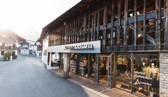 Außenansicht des Schoeffel Lowa Stores mit Holzfassade und Schaufenstern.