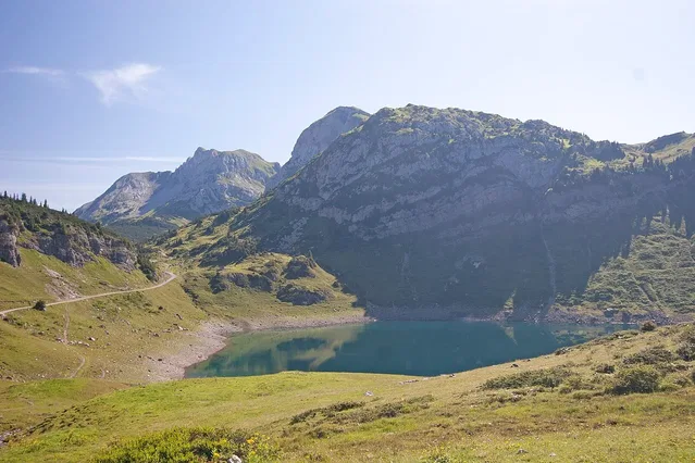 Der Formarinsee im Zielgebiet der Wanderung.