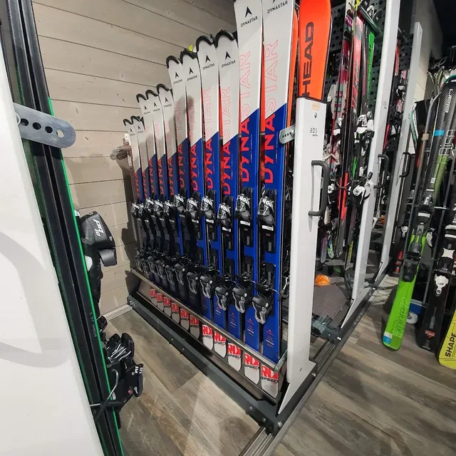 Dynastar-Skier in einem Ladenregal