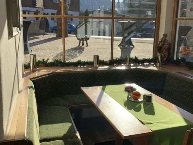 Sitzecke am Fenster im Schanzenstüble Oberstdorf