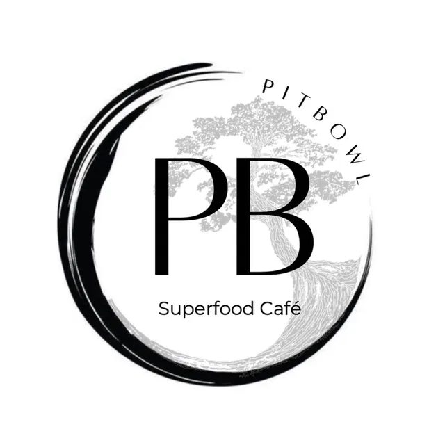 Logo des Pitbow Superfood Café mit PB-Schrift und Baumillustration im Kreis.