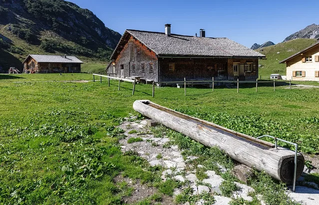 Hütten der Laguzalpe im Gebiet der Breithornrunde.