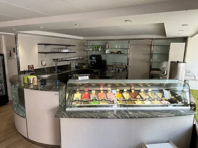 Eistheke mit verschiedenen Sorten in der Hindelanger Eismanufaktur