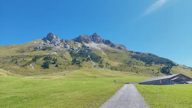 Unterauenfeldalpe und Bergkulisse des Auenfelds.