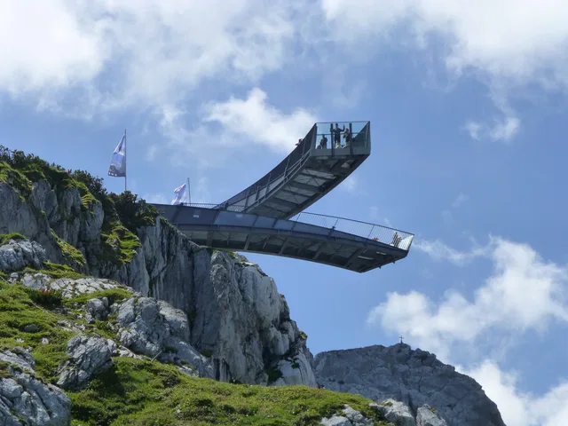 Metall-Aussichtsplattform ragt von einer felsigen Klippe ins Freie.