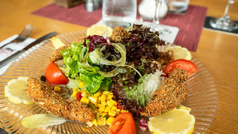 Salatteller mit panierten Streifen im Gasthof Alpenblick