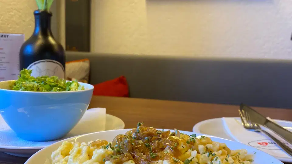 Kääschnöpfle mit Zwiebeln und Salat im Café Uusziit