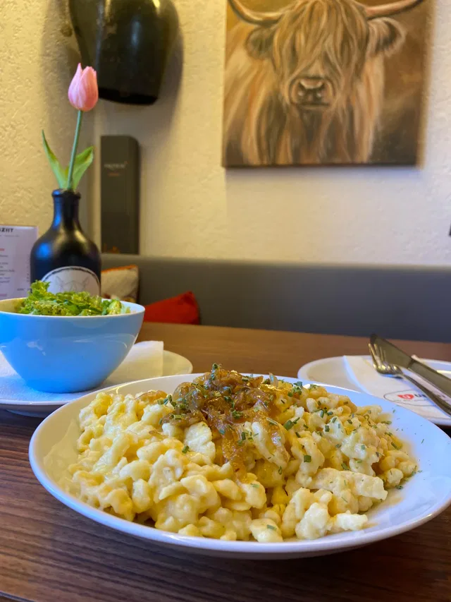 Kääschnöpfle mit Zwiebeln und Salat im Café Uusziit